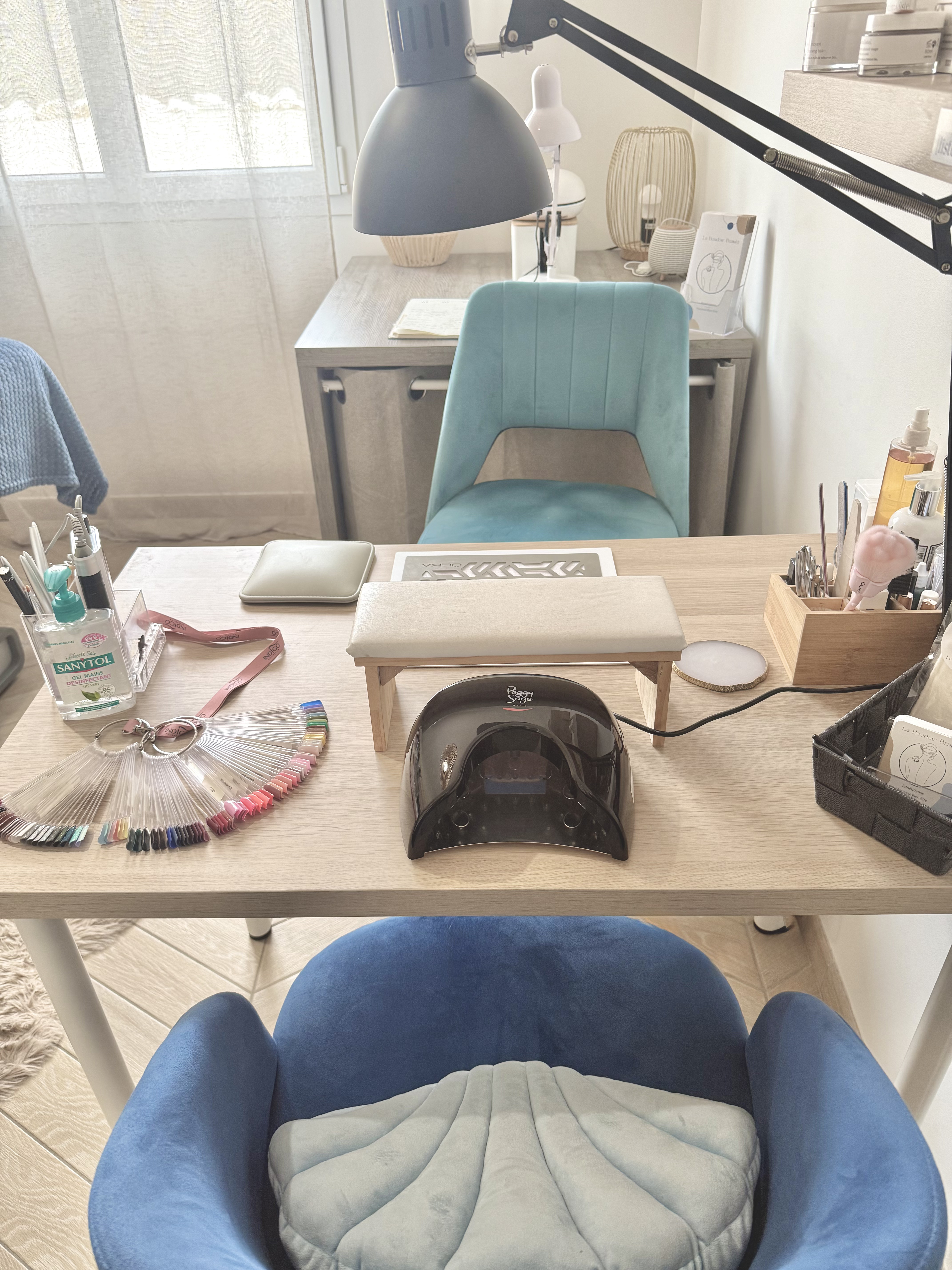 Table de manucure au Boudoir Beauté