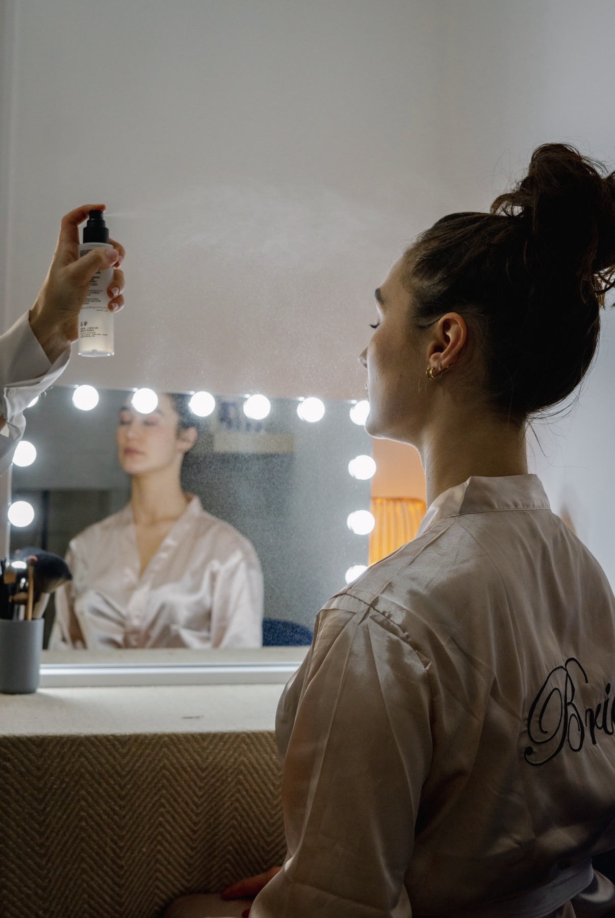 Application du spray fixateur de maquillage
