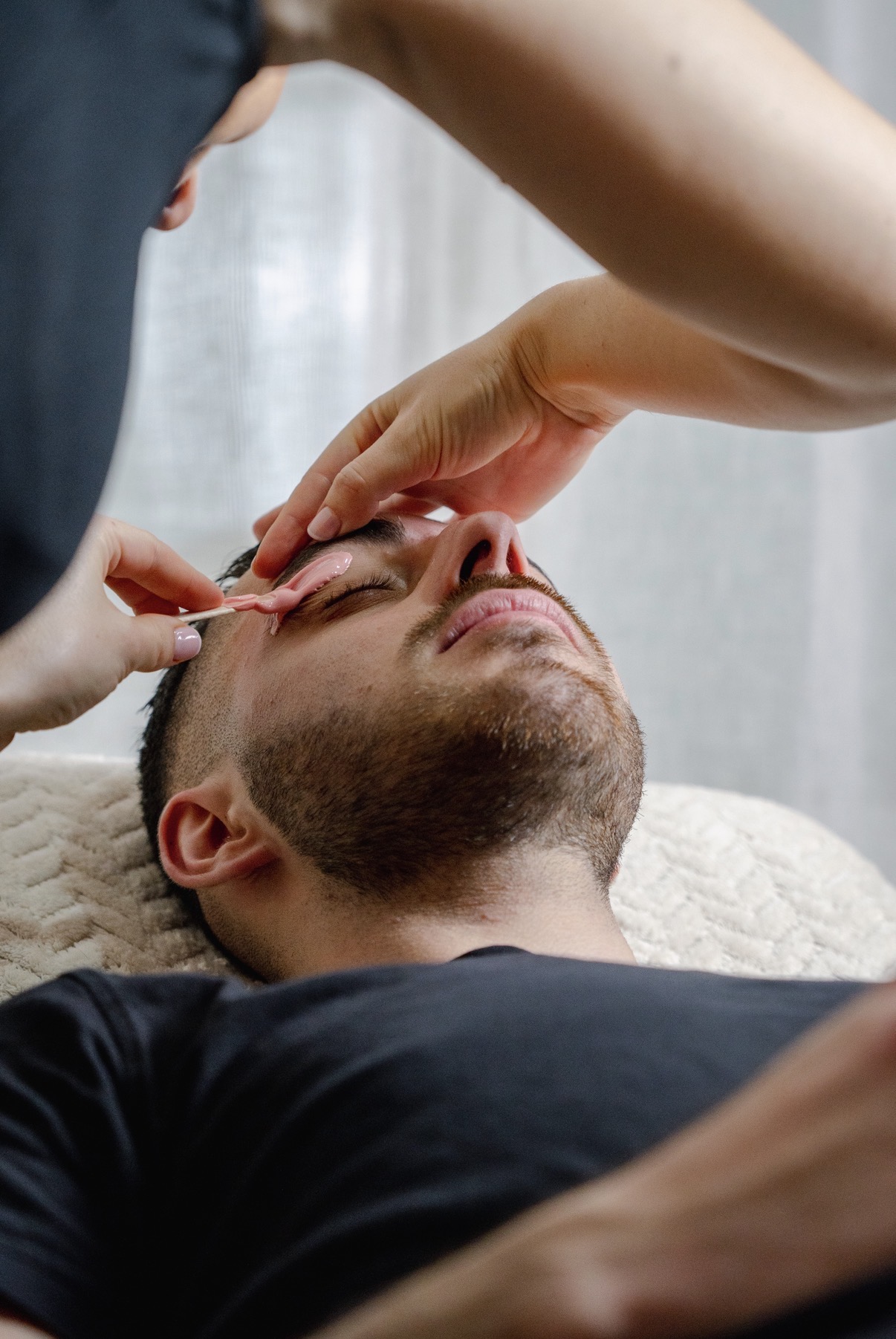 Épilation des sourcils au Boudoir Beauté